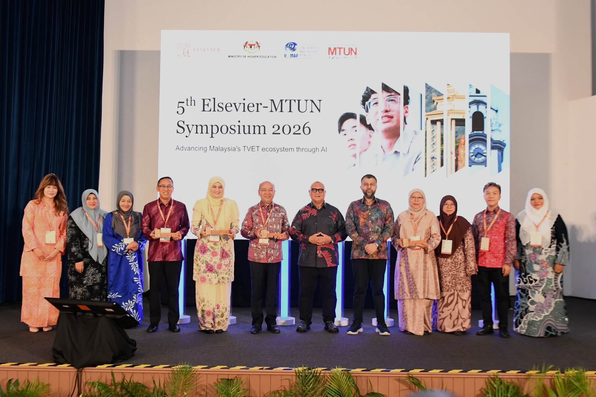 Barisan tetamu dan peserta Simposium Elsevier–MTUN 2026 di pentas utama